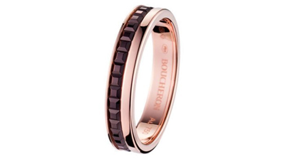 Casa das Alianças - Surpreenda seu amor com essa aliança sofisticada e elegante. Em ouro 18k, a joia traz acabamento trabalhado, conforto simples e uma linda pedra de diamante. Compre aqui